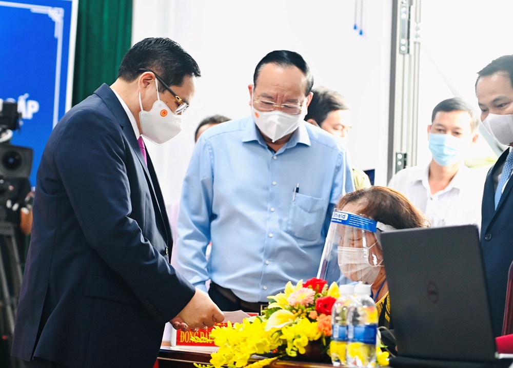 Thủ tướng Phạm Minh Chính làm các thủ tục bầu cử. Ảnh: Trọng Hải